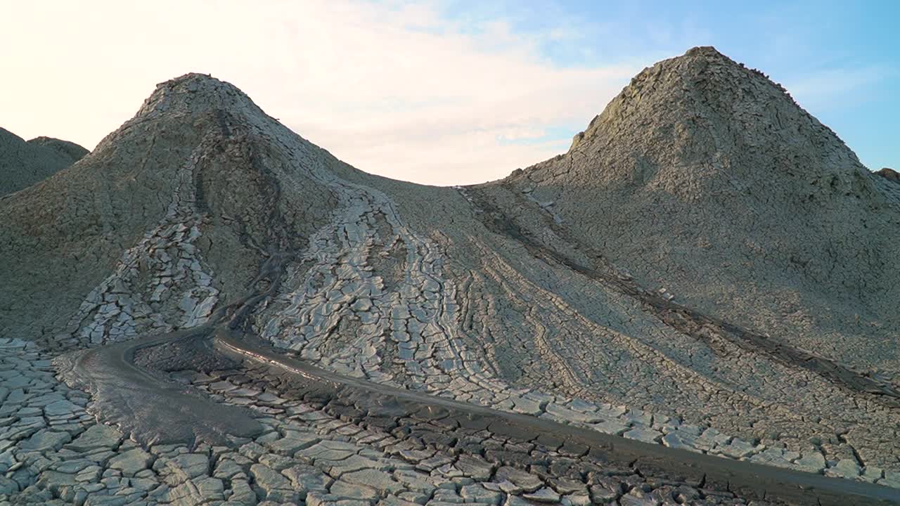 泥火山。一直活跃的泥火山被群山环绕视频素材