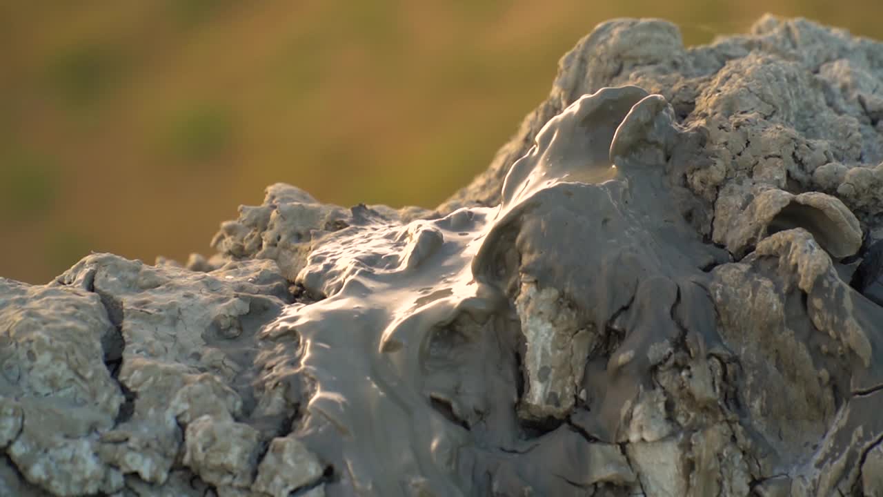 泥火山。一直活跃的泥火山被群山环绕视频素材