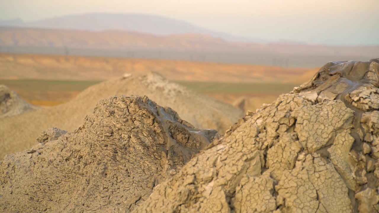 泥火山。一直活跃的泥火山被群山环绕视频素材