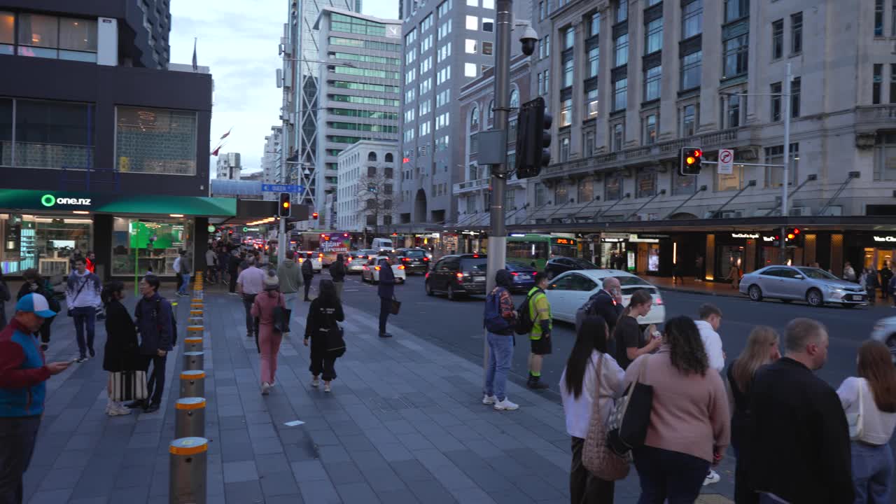 行人过马路，繁忙的城市道路。视频下载