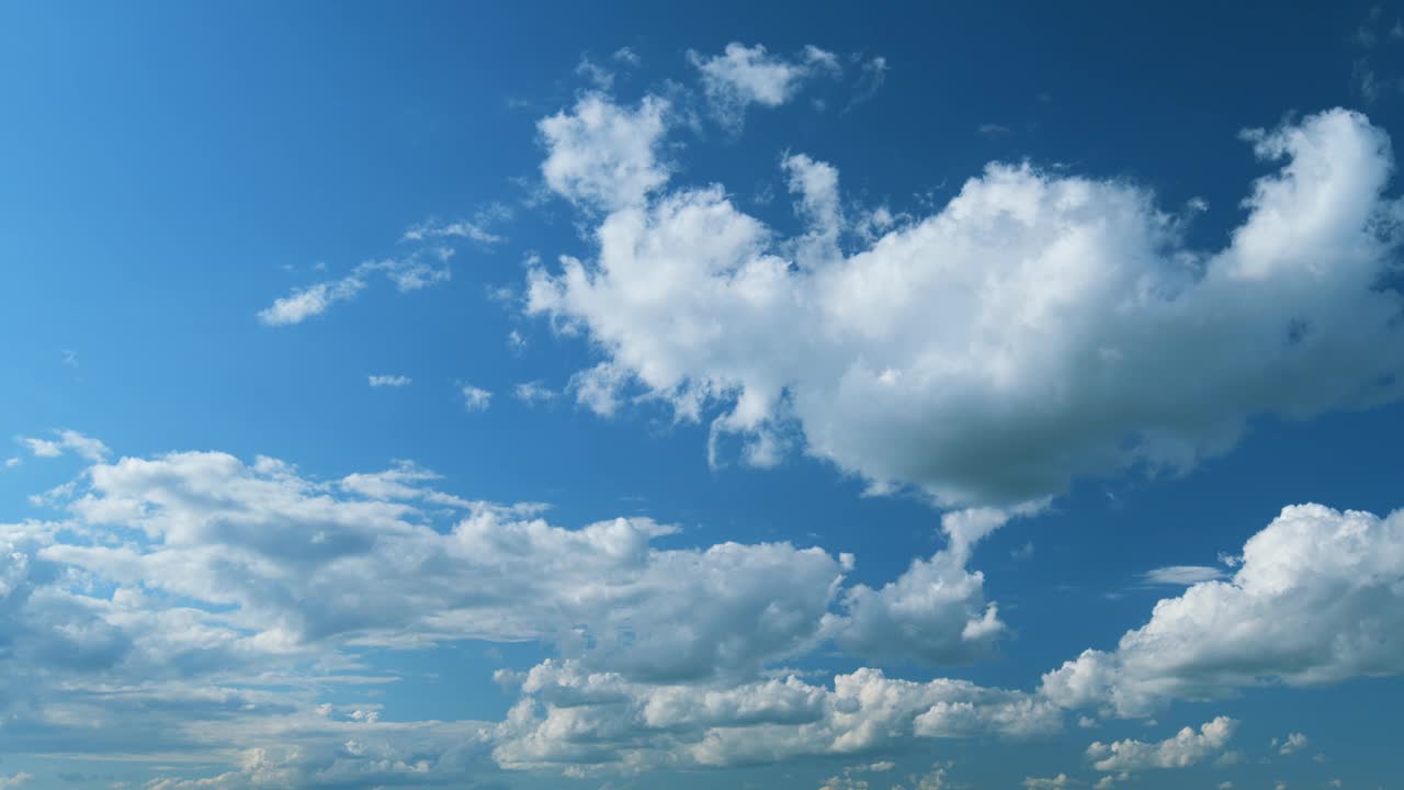 美丽的全景蓝天和云与太阳和日光自然背景。晴朗晴天的蓝天。视频下载