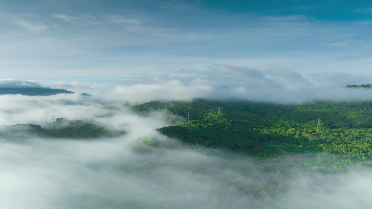 在泰国南邦省湄茂地区的Ban Pang Puai，清晨日出时，山上的高压电线杆在美丽的雾海中视频素材