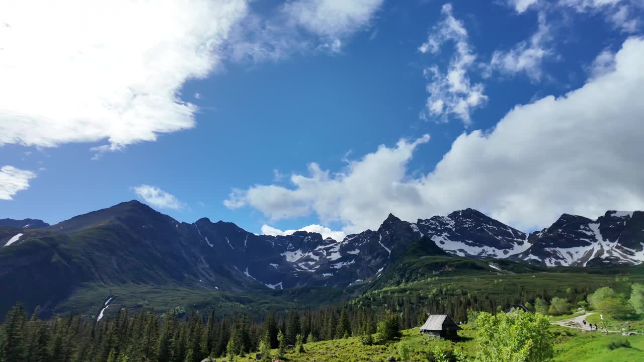 假期前波兰一侧的塔特拉山脉全景视频素材