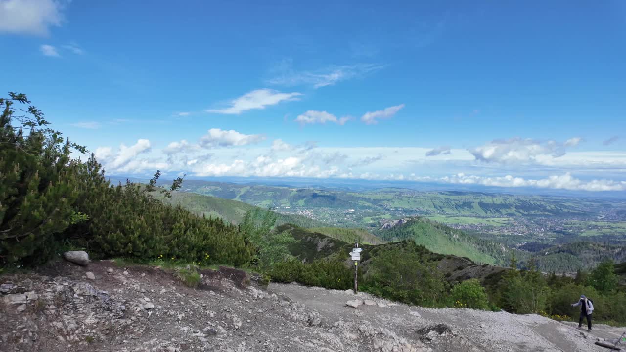 从塔特拉山脉看扎科帕内，绿油油的风景。全景视频。视频素材