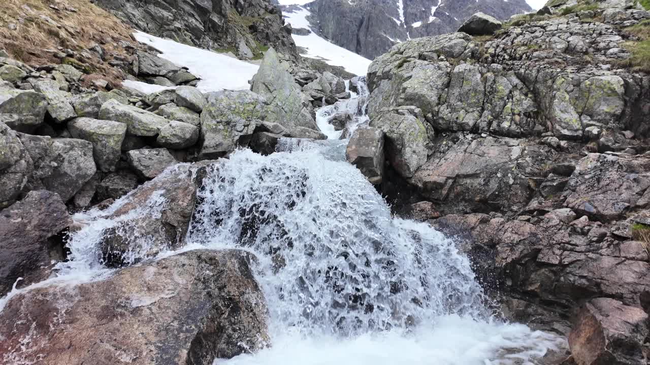 瀑布在塔特拉山脉，融化的雪。欧尔Perc。缓慢的运动。视频素材