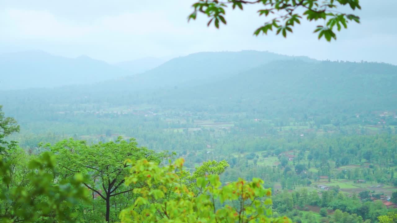 季风季节，印度古吉拉特邦萨普塔拉，萨亚德里山脉绿色山丘的风景照片。雨后郁郁葱葱的山在Saputara。自然季风背景与复制空间。视频素材