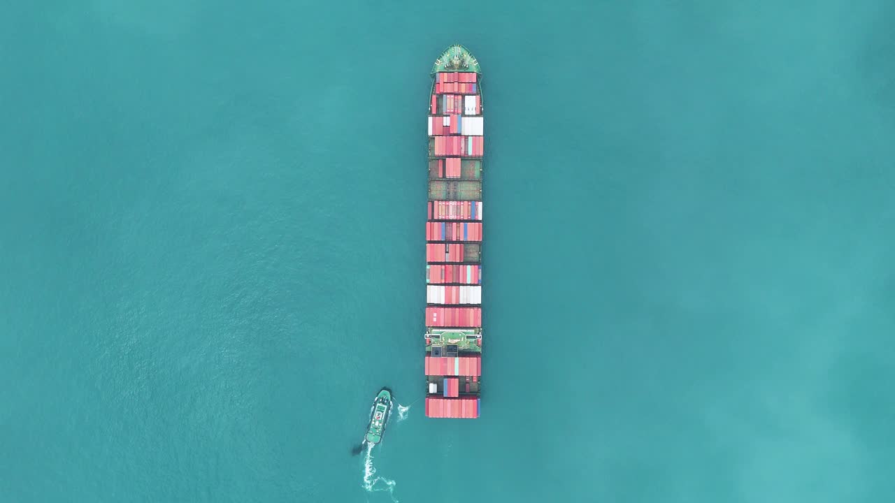 海上集装箱船视频素材