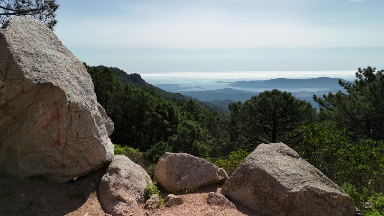 科西嘉岛雄伟的山景:从山顶的壮丽景色视频素材