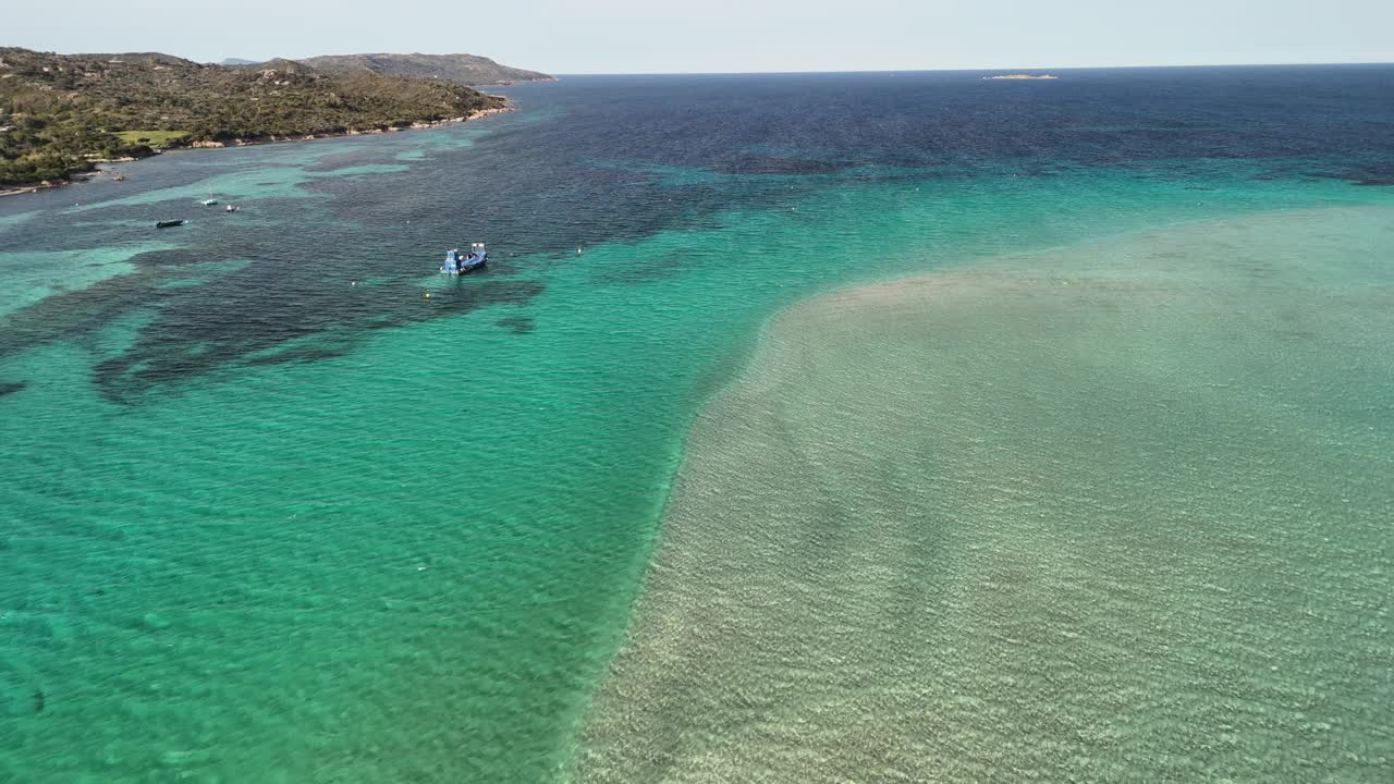 科西嘉岛清澈的海水:翡翠海岸的梦幻鸟瞰图视频素材