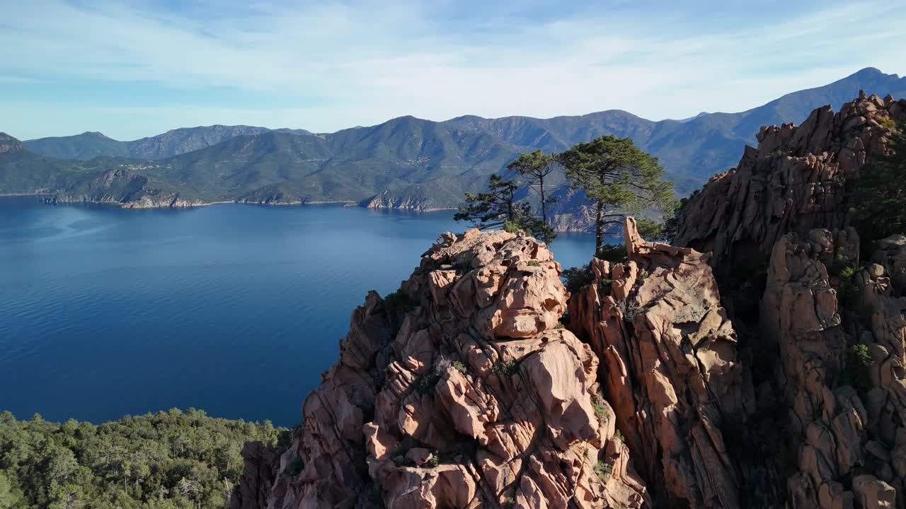 法国科西嘉岛雄伟的悬崖和海岸景色视频素材