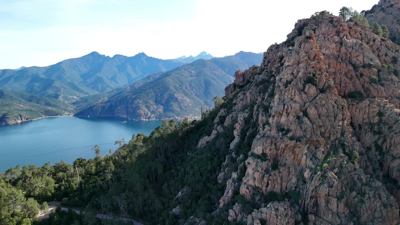 科西嘉岛崎岖海岸线的宁静一瞥:雄伟的悬崖和蔚蓝的海水视频素材