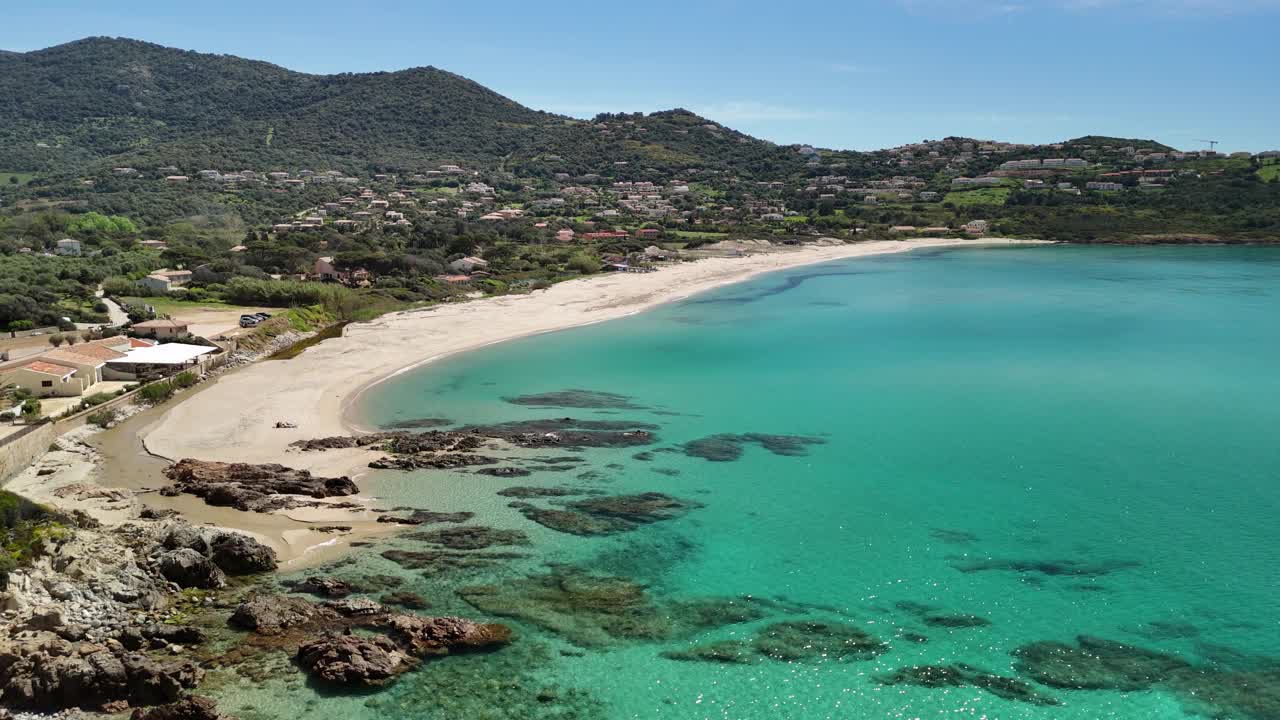 科西嘉海岸线:原始的海滩，清澈的海水，宁静的宁静视频素材