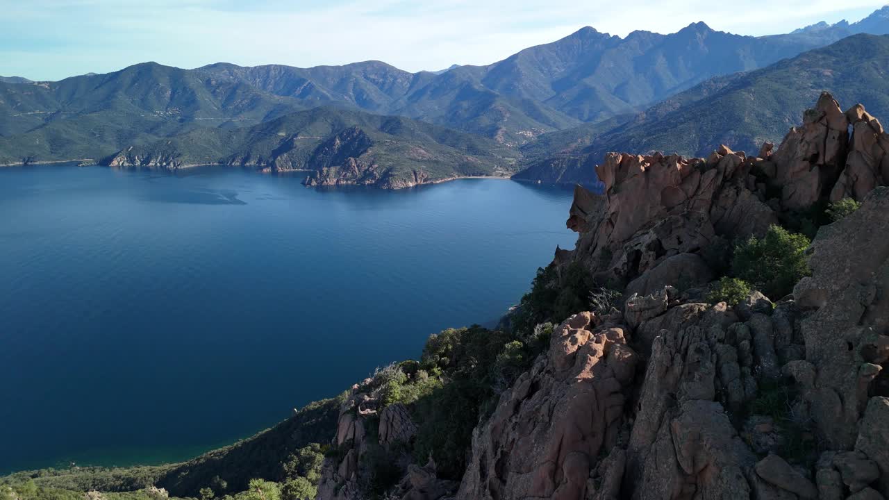 科西嘉岛崎岖海岸线的壮丽景色视频素材