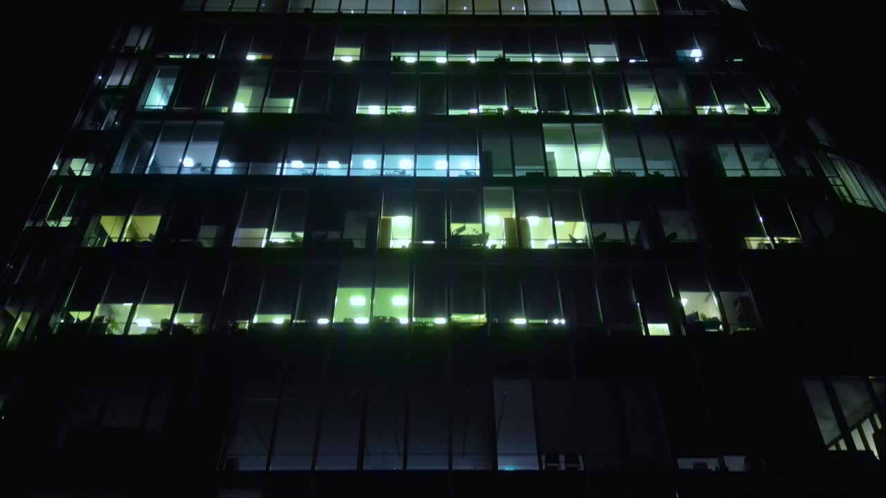 夜间办公大楼的起重机镜头视频素材
