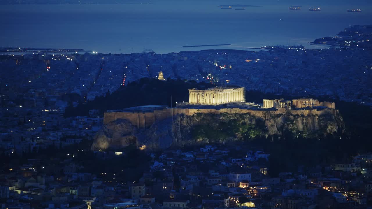 背景照亮帕台农神庙，雅典卫城和雅典城市景观，希腊在蓝色小时的夜晚，电影建立镜头视频下载