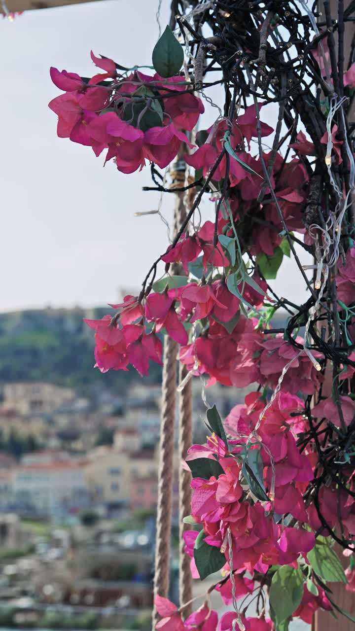 鸟瞰希腊雅典日出时的Monastiraki广场和卫城，垂直方向视频下载