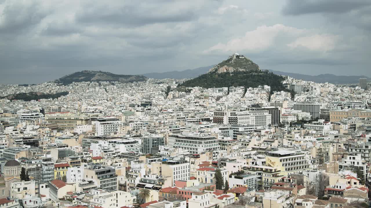 希腊雅典的Lycabettus山，山顶上有教堂视频下载