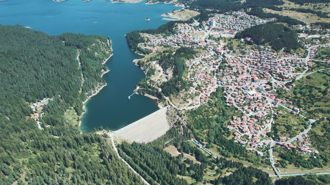 保加利亚多斯贝特水库令人惊叹的景观，鸟瞰图视频下载