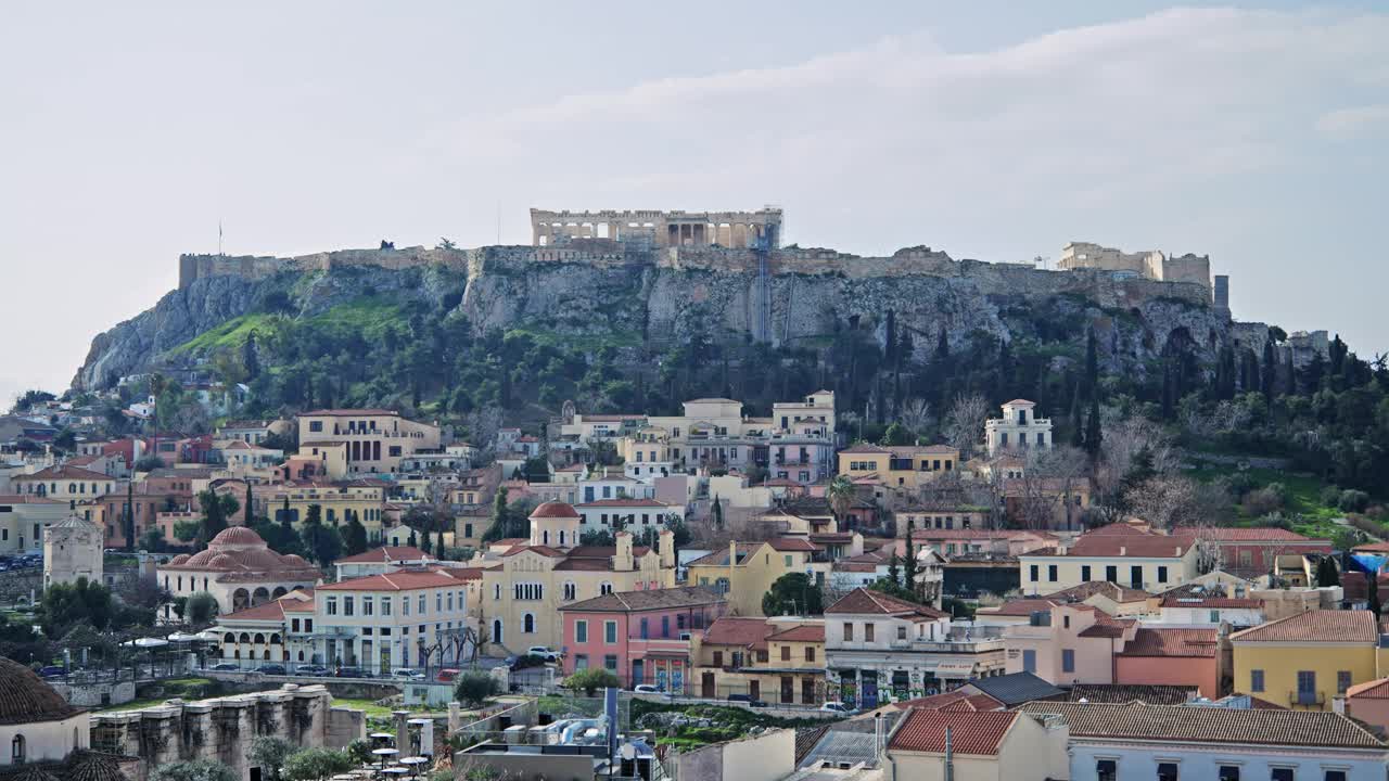 从空中俯瞰希腊雅典日出时的Monastiraki广场和卫城视频素材