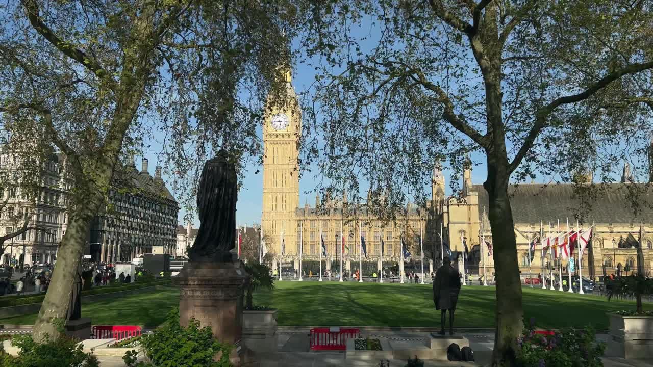 伦敦鸟瞰图，威斯敏斯特广场上的行人和交通车辆，背景是议会和大本钟视频素材