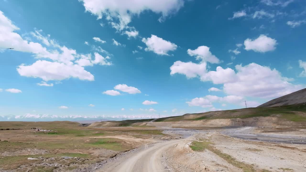 乘福特汽车穿越山河视频素材