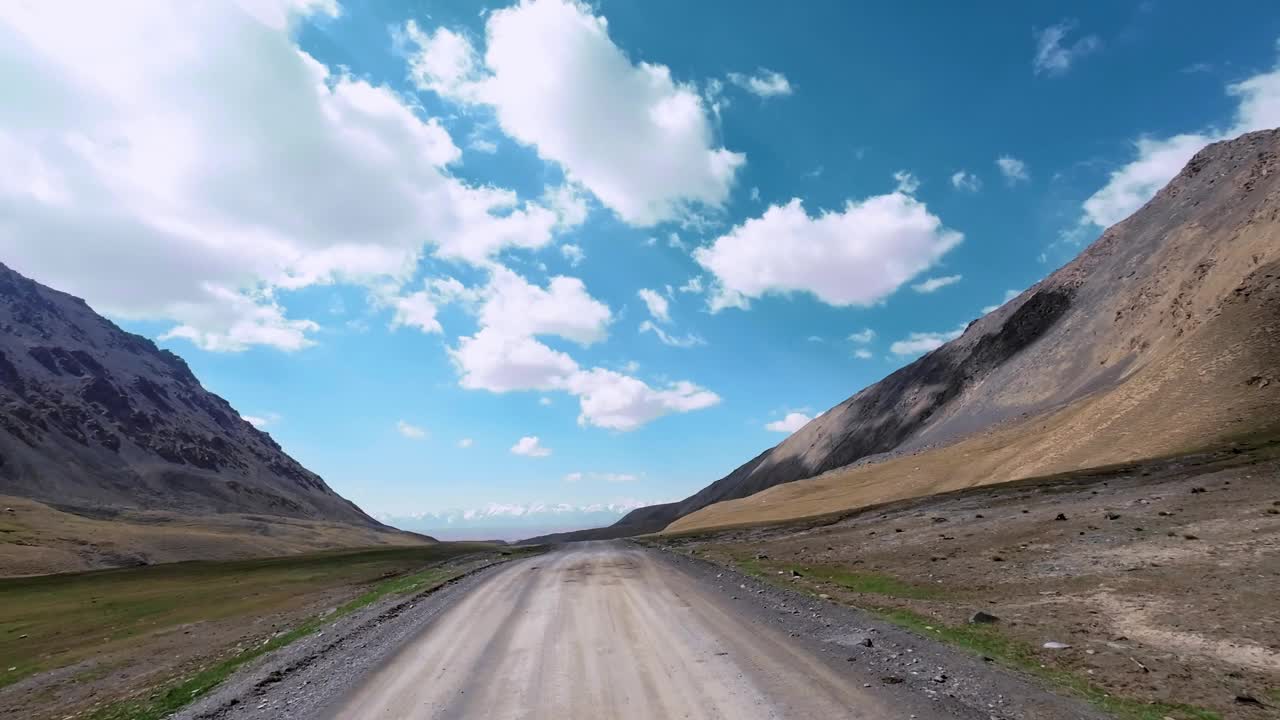 行驶在蜿蜒的土路上，穿过险峻的山峡视频素材