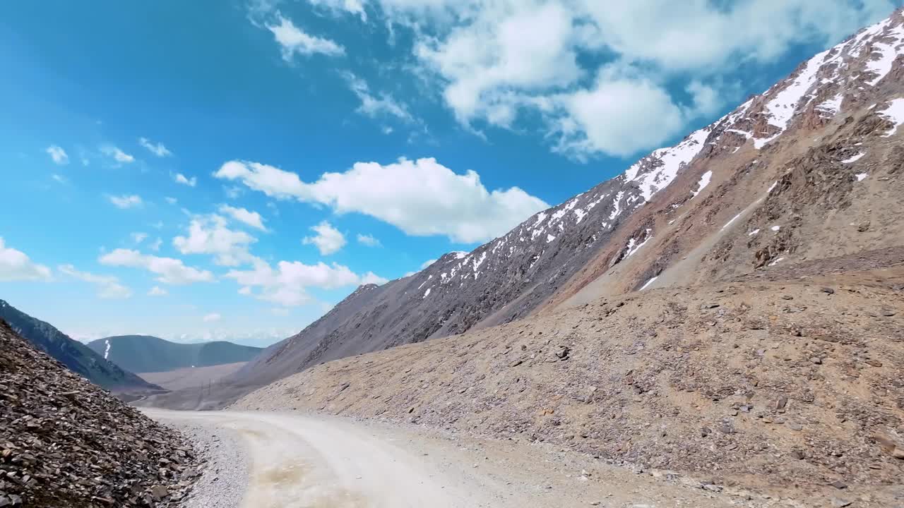 沿着弯弯曲曲的土路穿过危险的山路视频素材