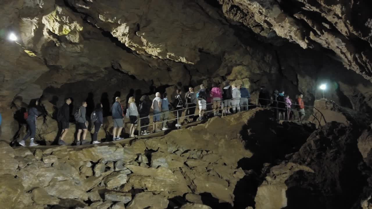 旅游的人游人观光洞穴钟乳石和石笋视频素材