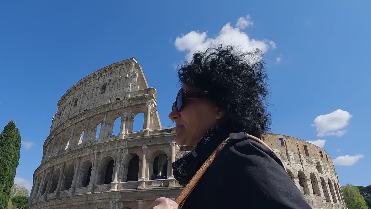 成功的女商人走在罗马，背景是意大利的罗马斗兽场，慢动作电影镜头视频素材