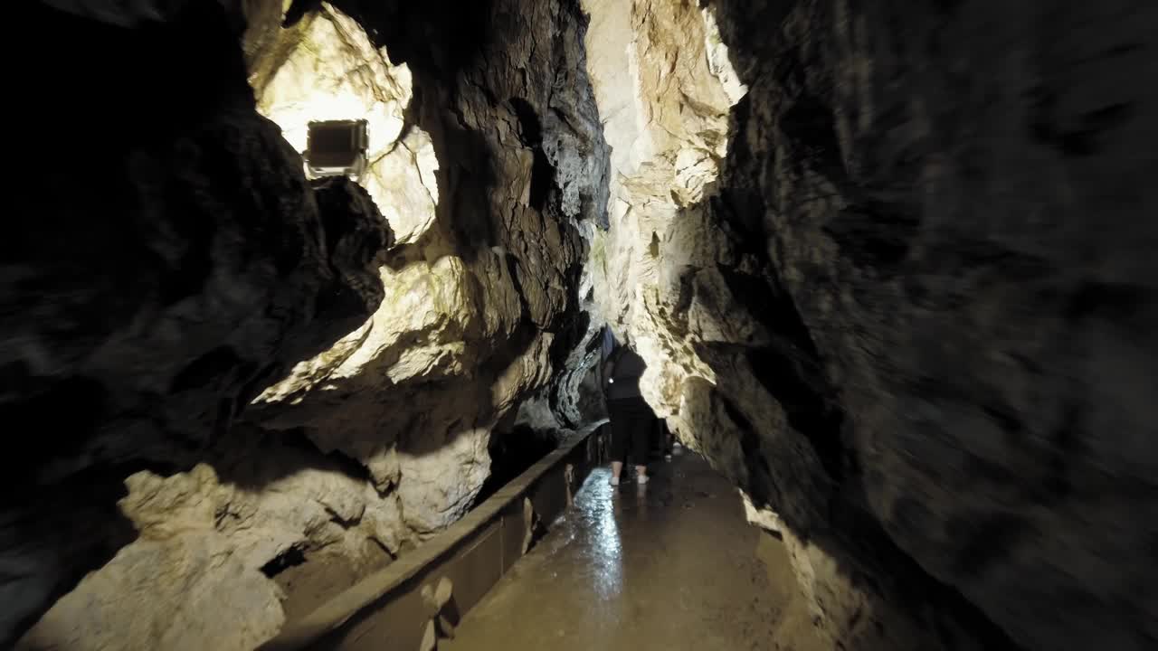 旅游的人游人观光洞穴钟乳石和石笋视频素材