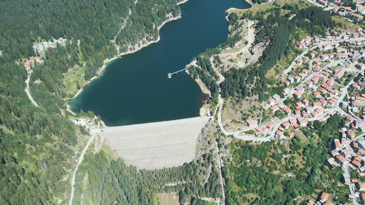 保加利亚多斯贝特水库的美景，鸟瞰图视频下载