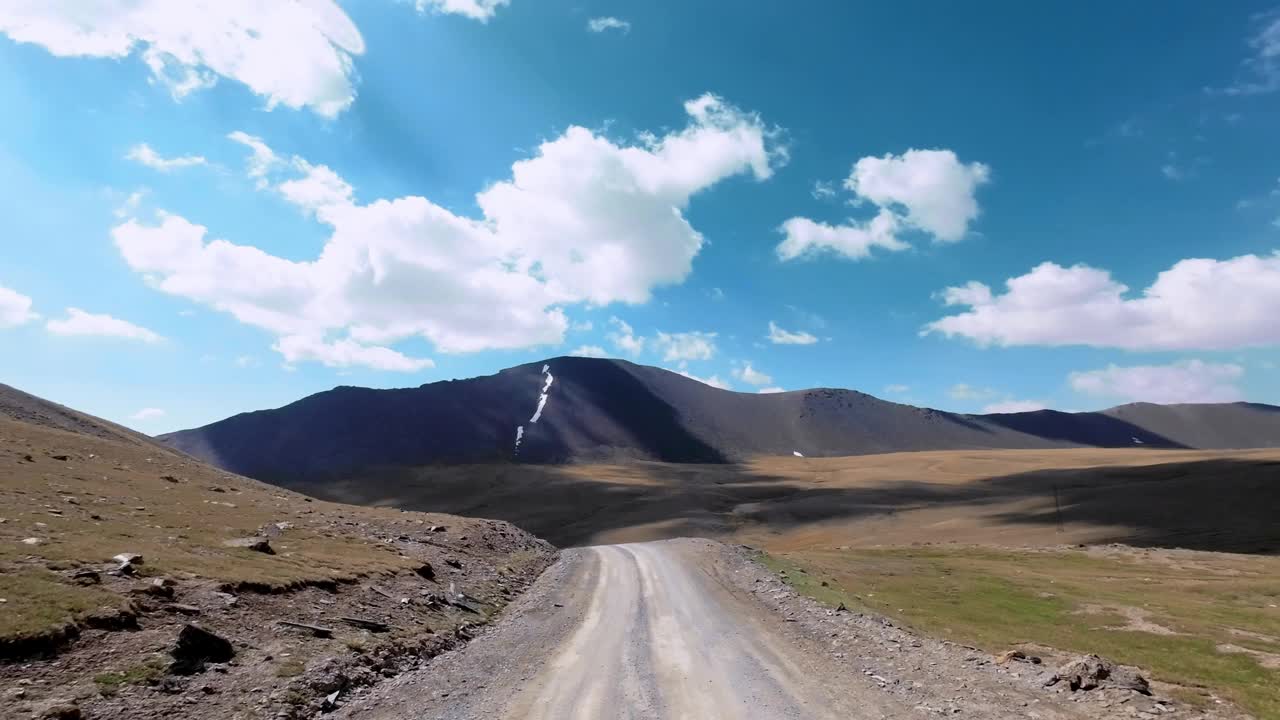 沿着蜿蜒的土路，穿过险峻的山涧视频素材