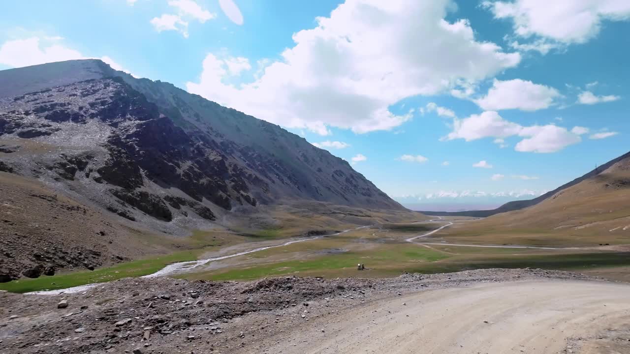 在崎岖的山路上旅行视频素材