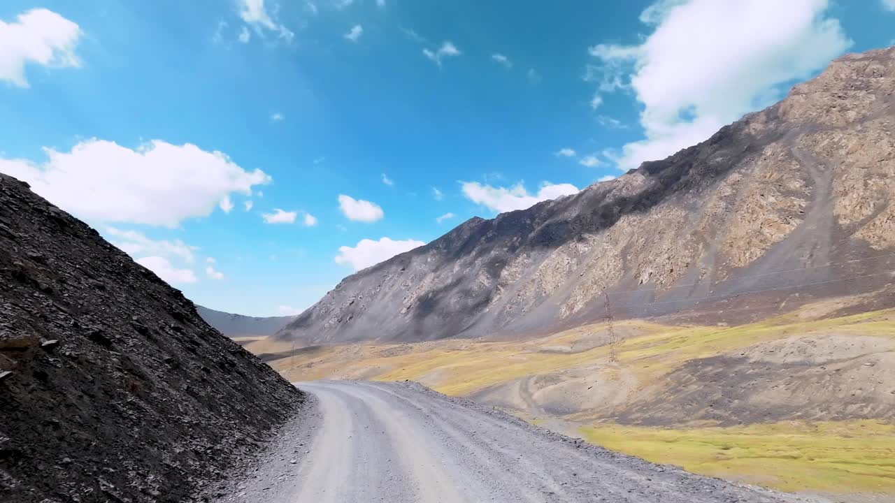 冒险在蜿蜒的未铺设的路线上穿过危险的山海峡视频素材