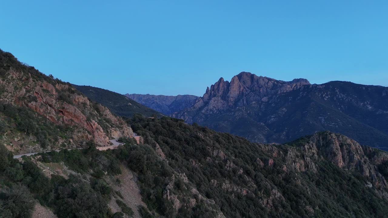 美丽的日落景色与悬崖，道路，完美的自然爱好者和冒险家视频素材