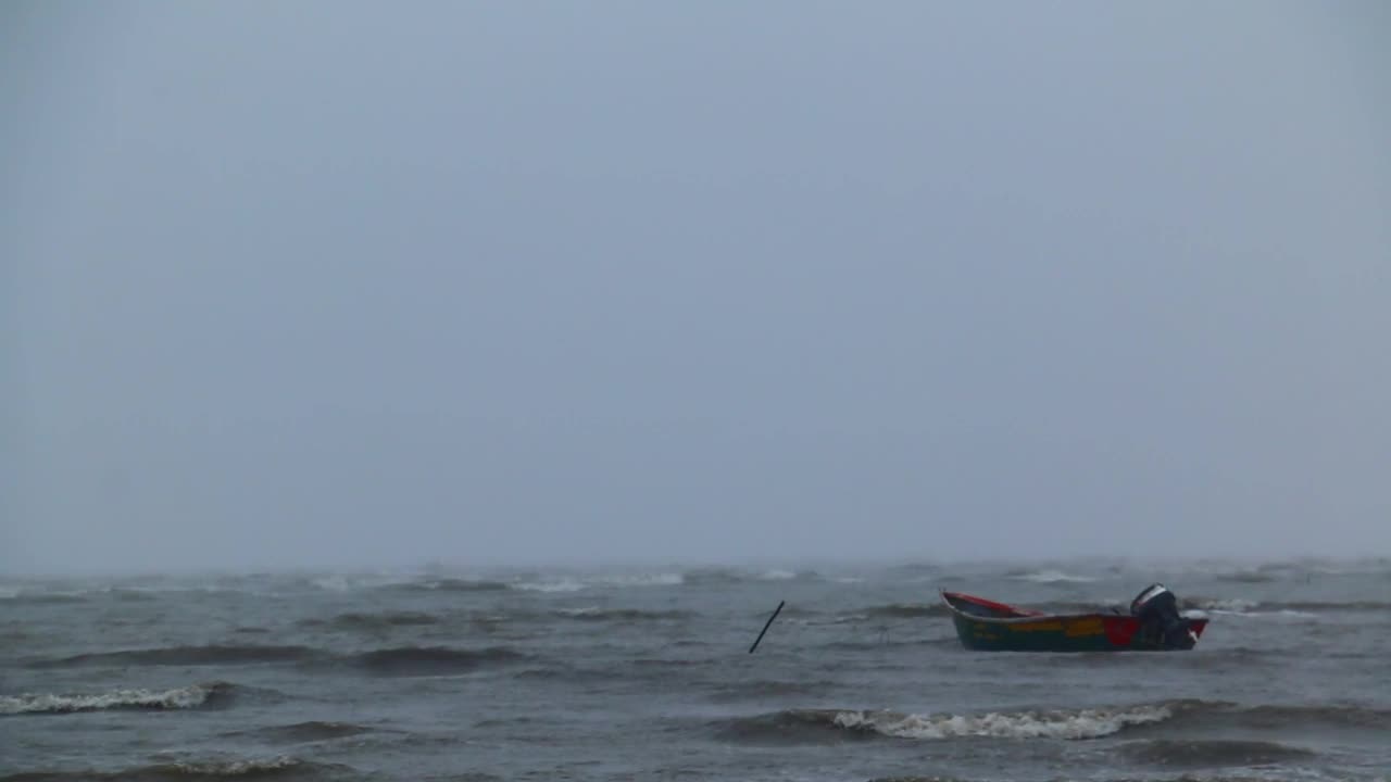 一艘孤独的船漂浮在水面上，神秘的黑暗天气呼唤着鲸鱼和海里所有神奇的生物——这是被人类遗弃的最好的自然视频视频素材