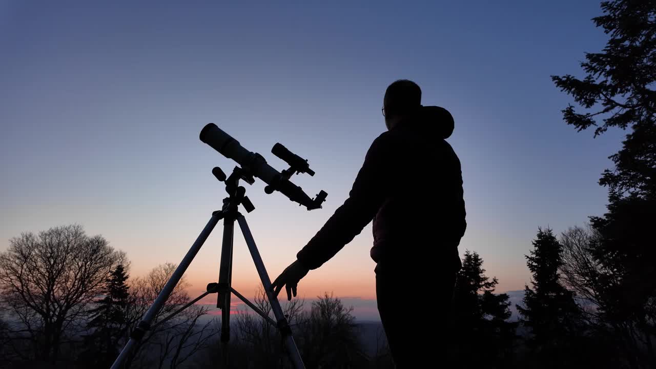 业余天文爱好者用望远镜观察夜空，观察行星、恒星、月亮和其他天体。视频素材