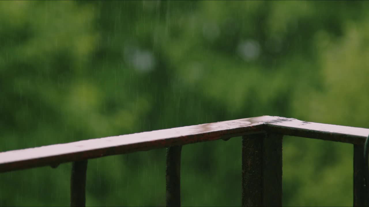 宁静的雨落在阳台栏杆上，带来平静与安宁，营造舒缓的氛围视频下载