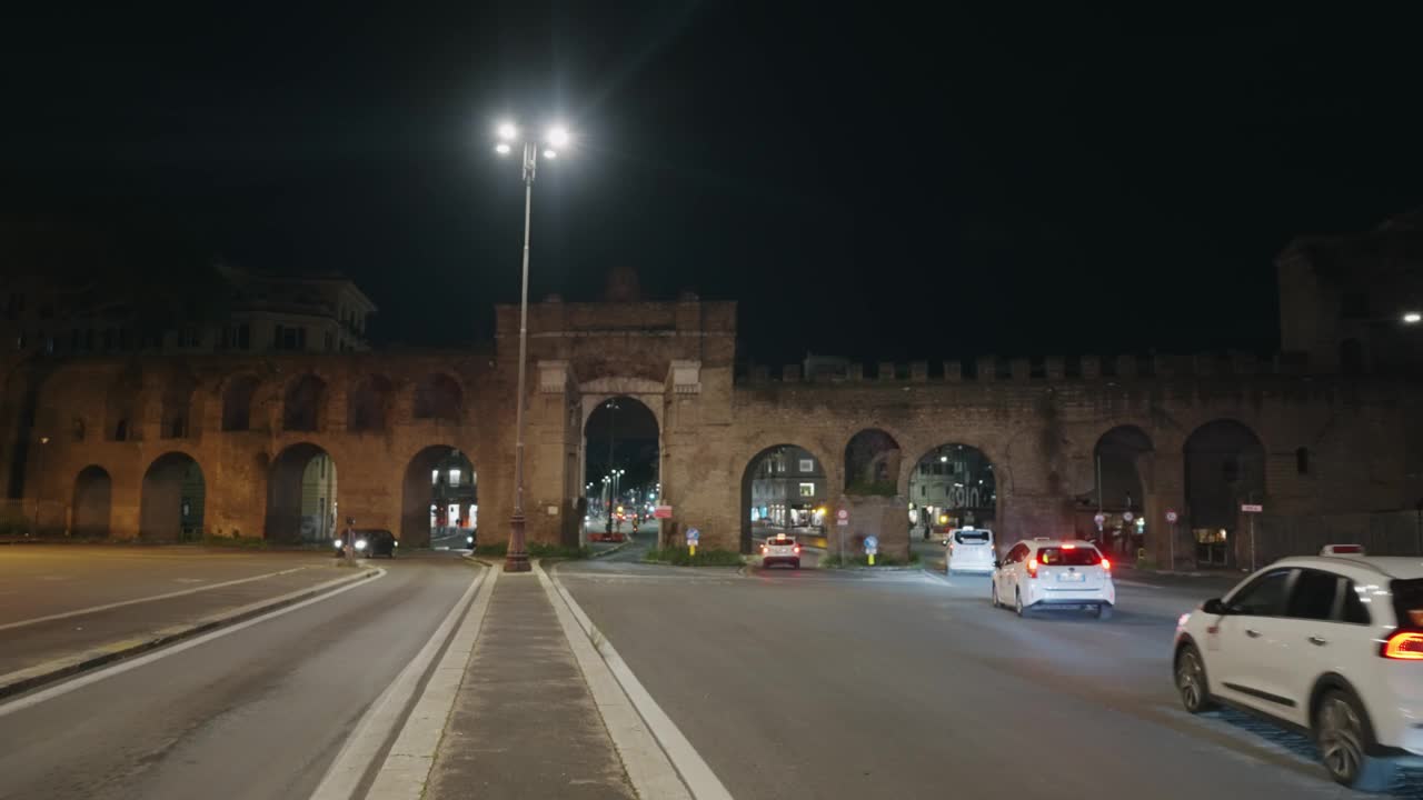 罗马圣乔瓦尼门夜间的车辆交通视频下载