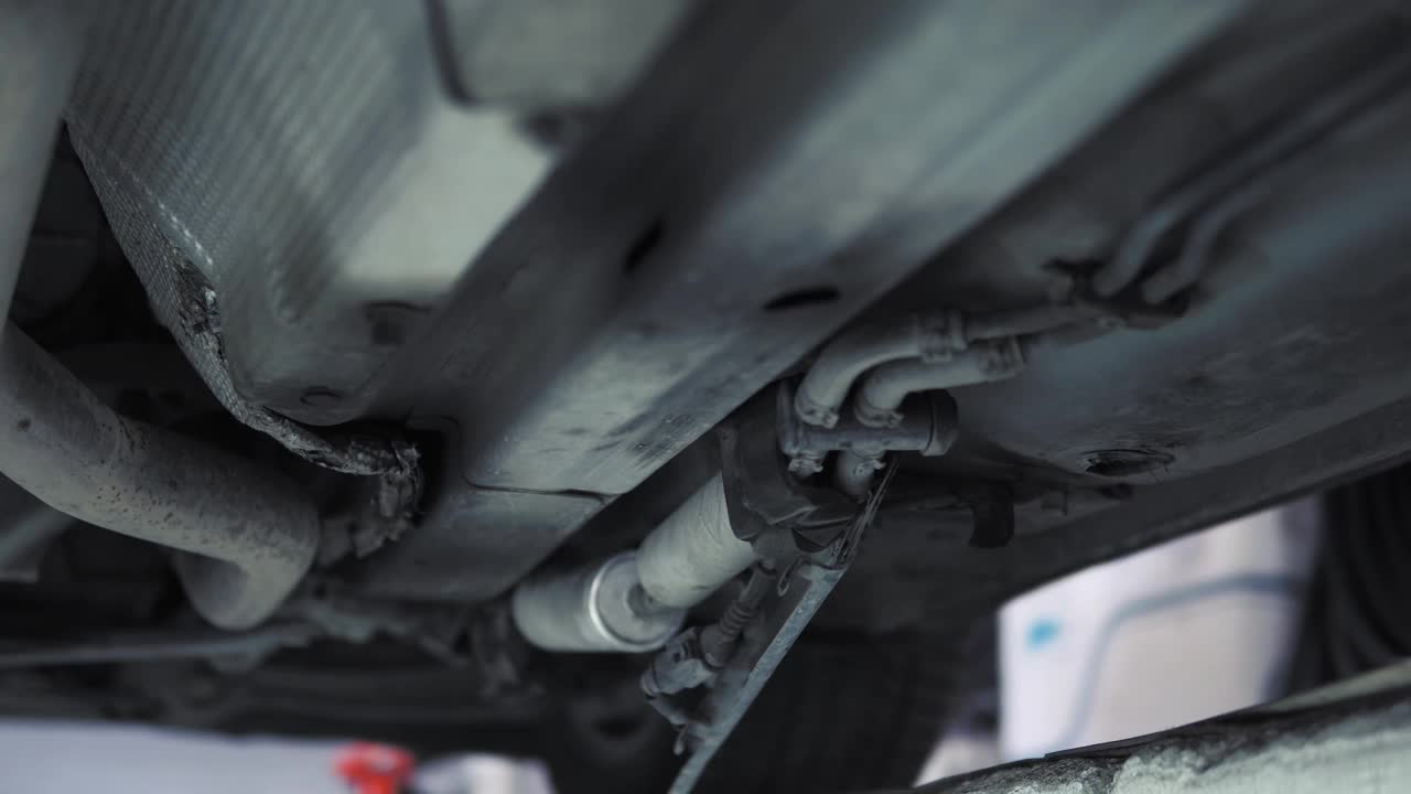 修理厂柴油车的汽油滤清器视频下载