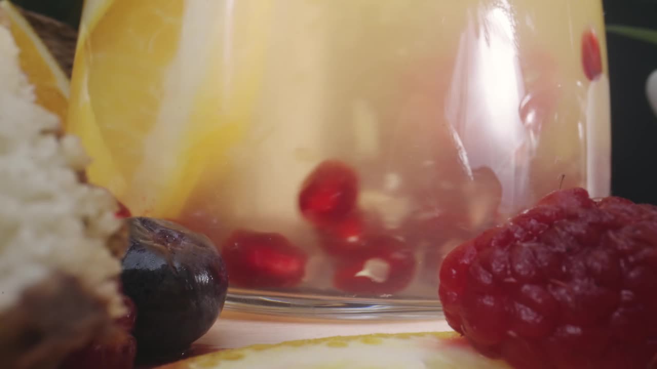 鲜榨的浆果汁混合在桌子上。夏日健康饮品视频下载