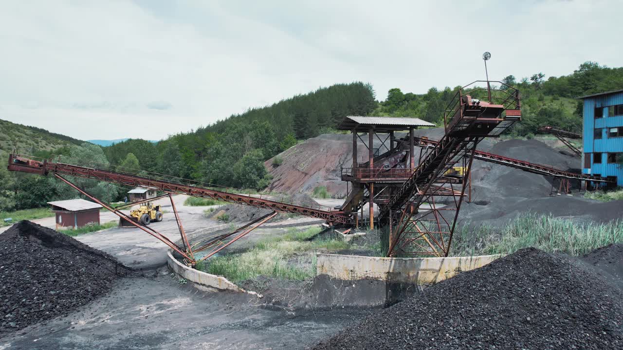 露天煤矿用带式输送机工业厂房鸟瞰图视频下载