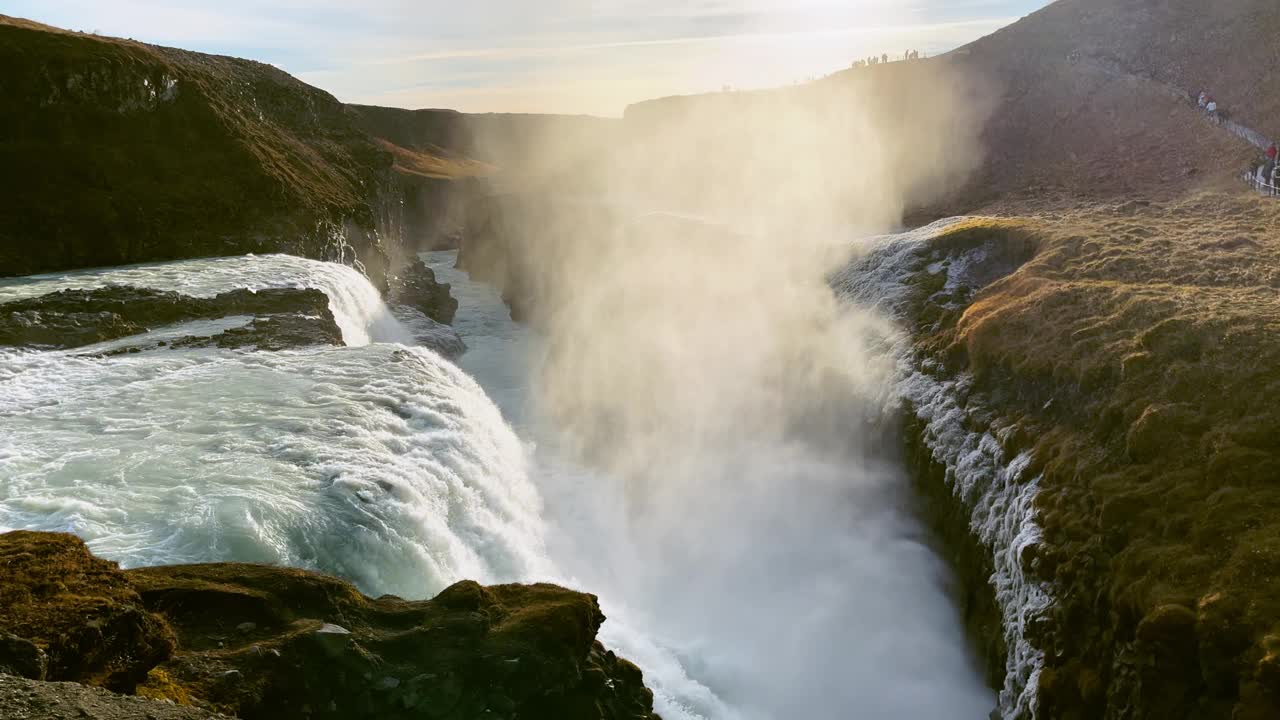 冰岛大瀑布Gullfoss的全景和彩虹视频下载