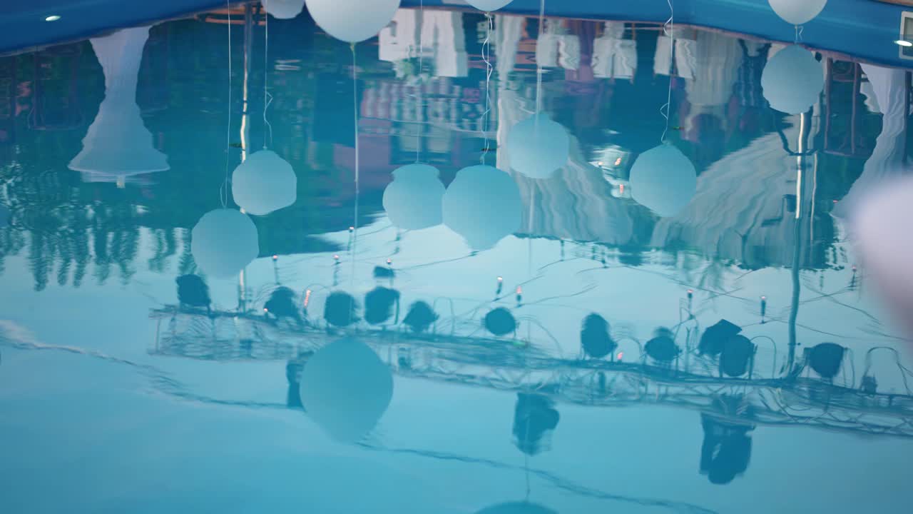 池畔婚礼派对上的氦气装饰气球在水上视频下载