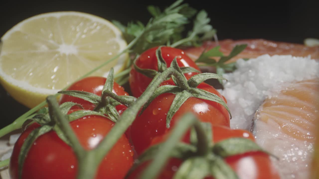 健康蔬菜食品的概念场景，新鲜的圣女果设置在厨房餐桌与橄榄油，纸。探头镜头电影微距拍摄视频下载