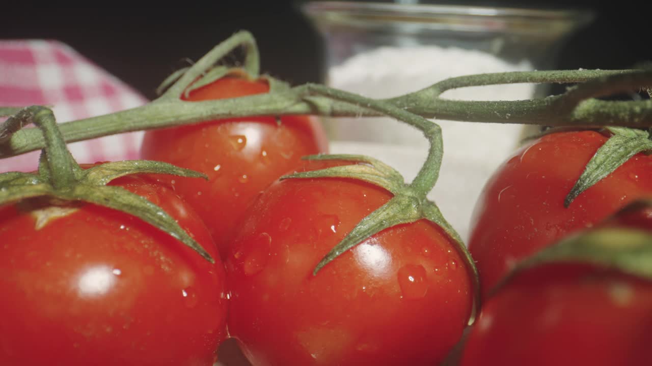 红樱桃番茄早午餐配水珠，微距镜头视频下载