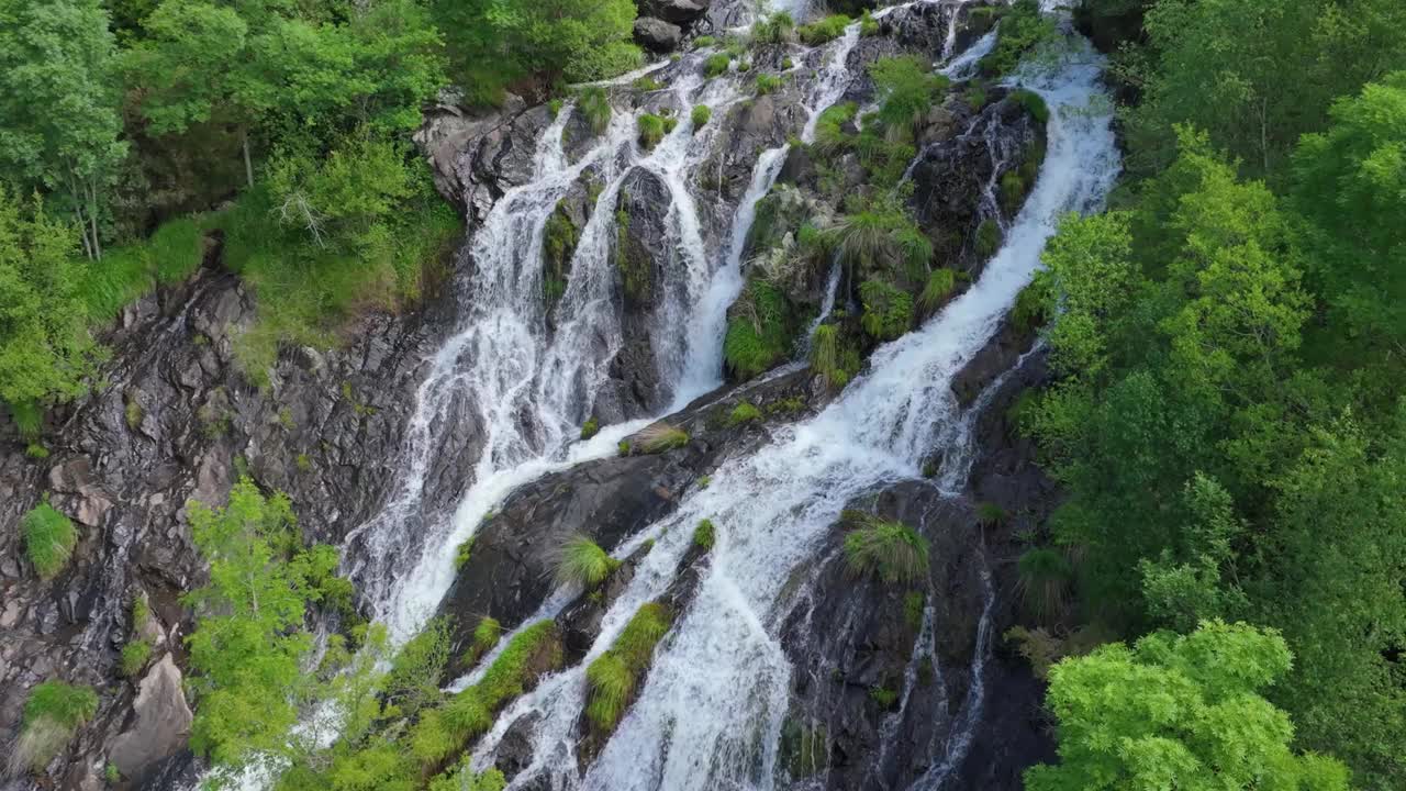 陡峭的岩石山脉与流动的瀑布视频素材