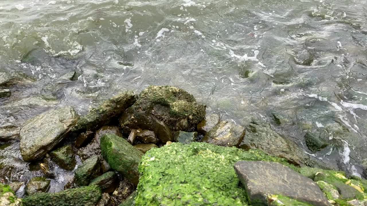 海浪撞击岩石，大西洋景观，戏剧性的海景视频素材