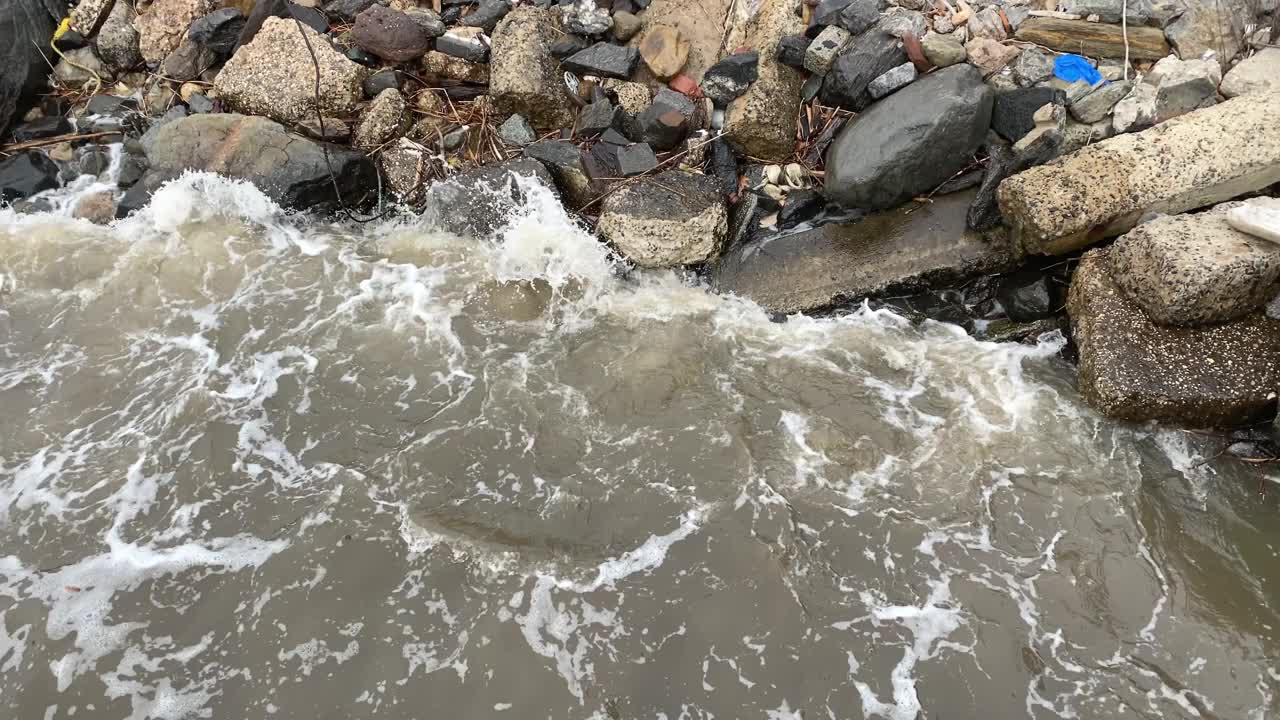 海浪撞击着岩石嶙峋的大西洋海岸线，形成了一幅引人注目的海景。视频素材