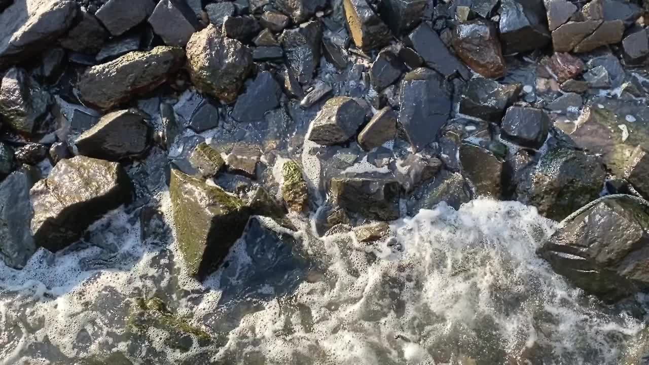 大西洋的海浪猛烈地拍打着嶙峋的岩石，描绘出一幅生动的海景。视频素材